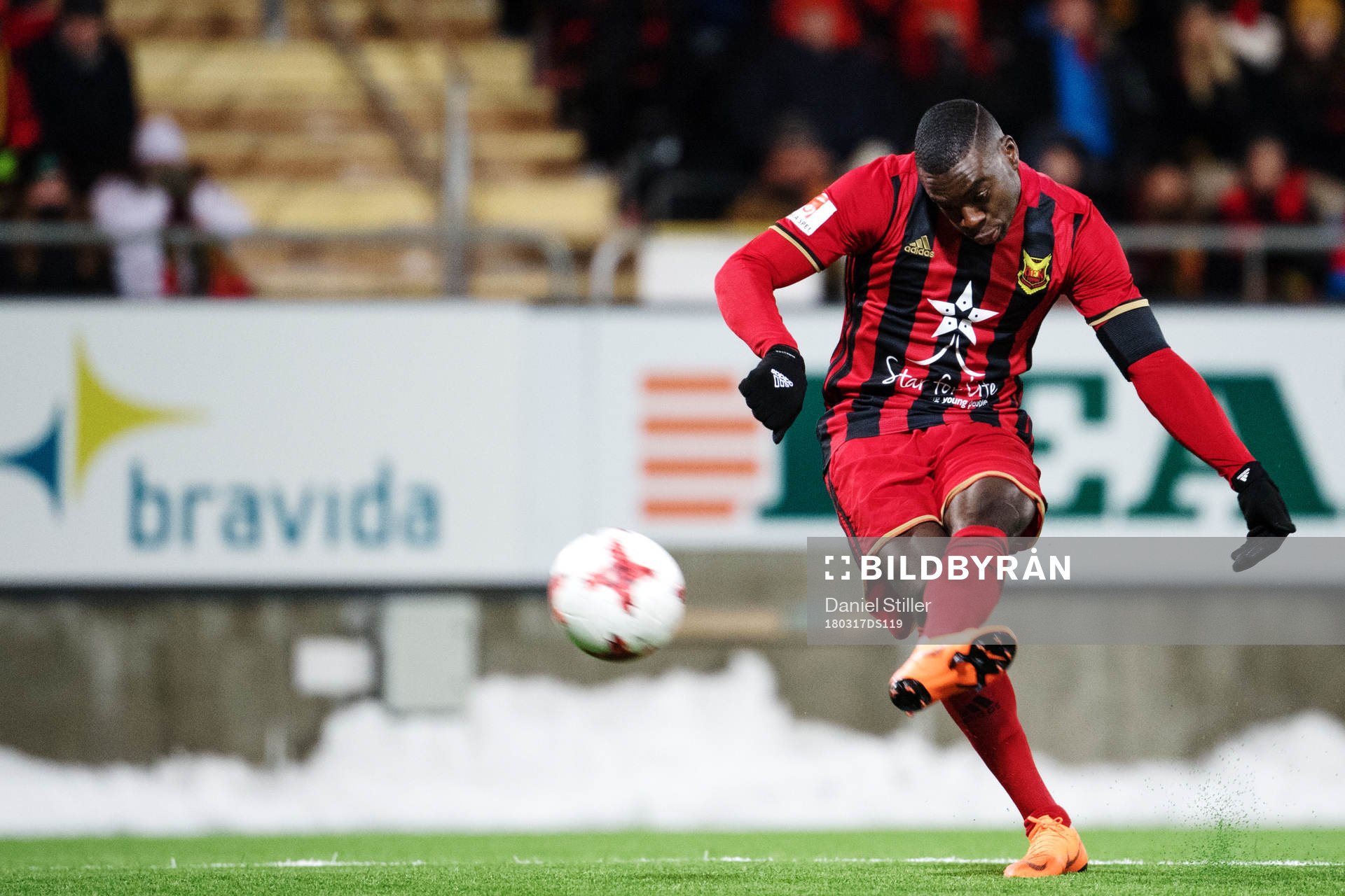 Östersunds Ken Sema skjuter