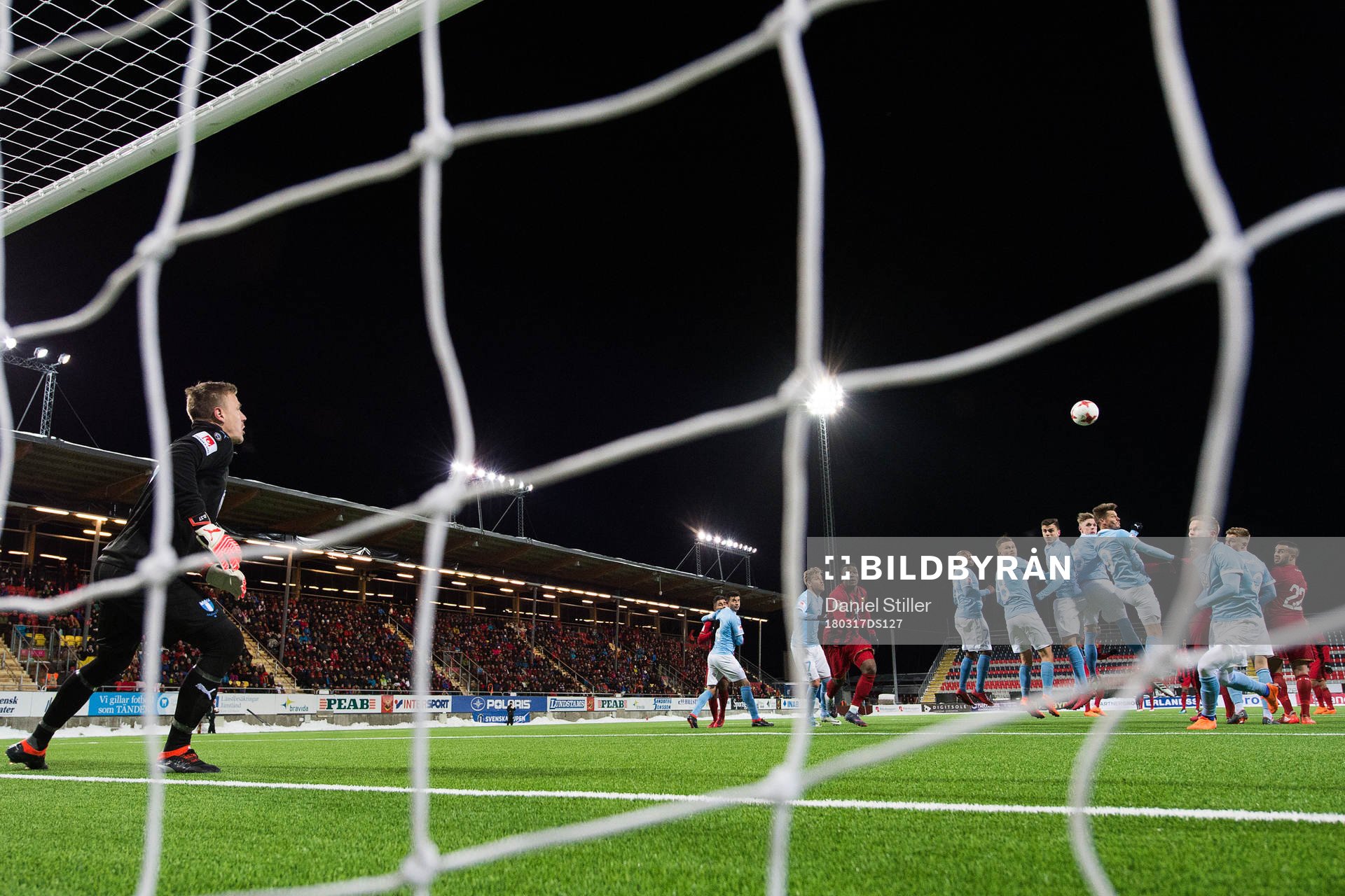Malmö FFs målvakt Johan Dahlin ser en frispark som tar i