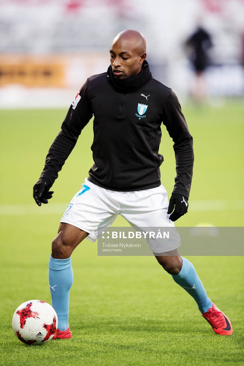 Malmö FFs Fouad Bachirou värmer upp