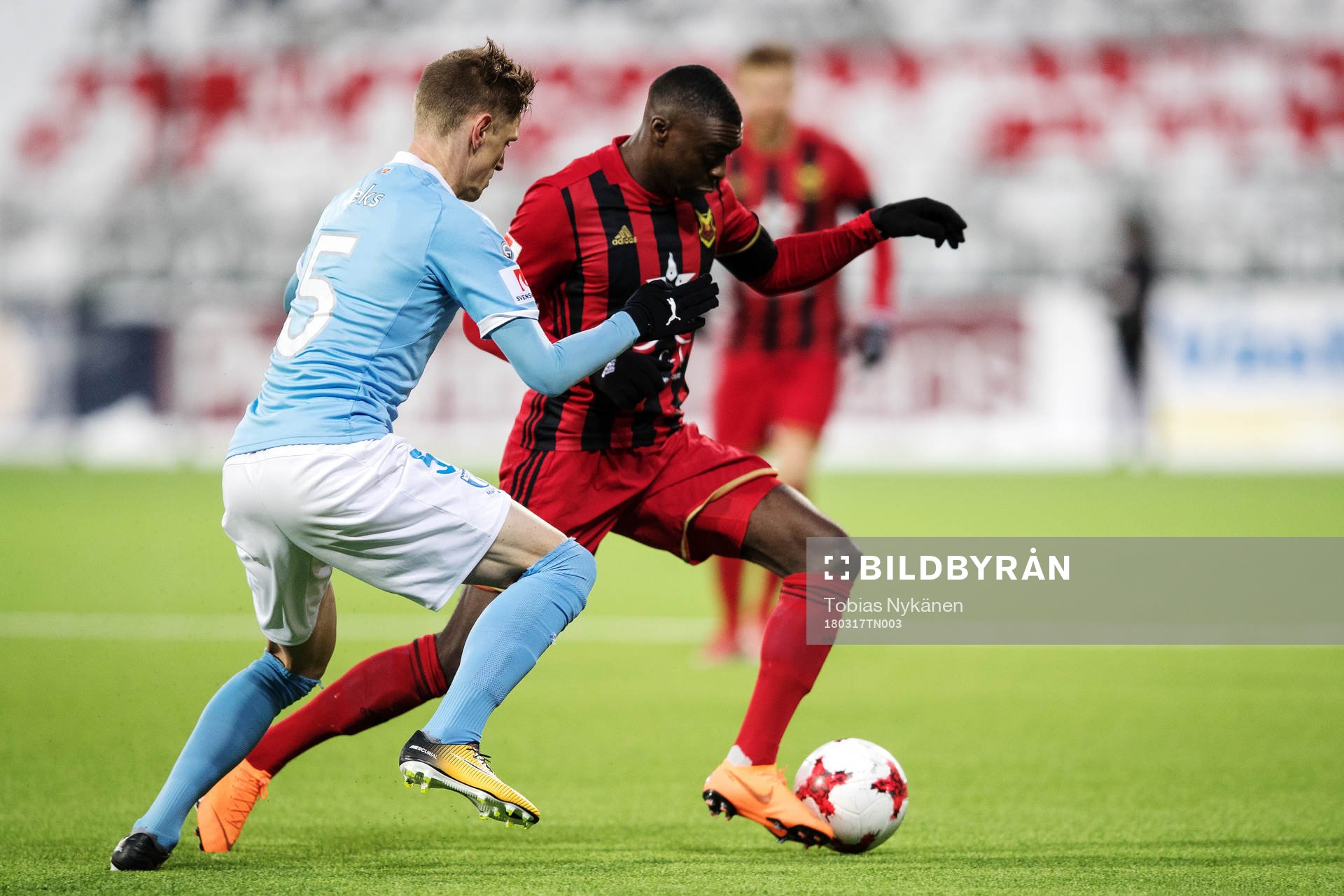 Östersunds Ken Sema och Malmö FFs Sören Rieks i kamp om