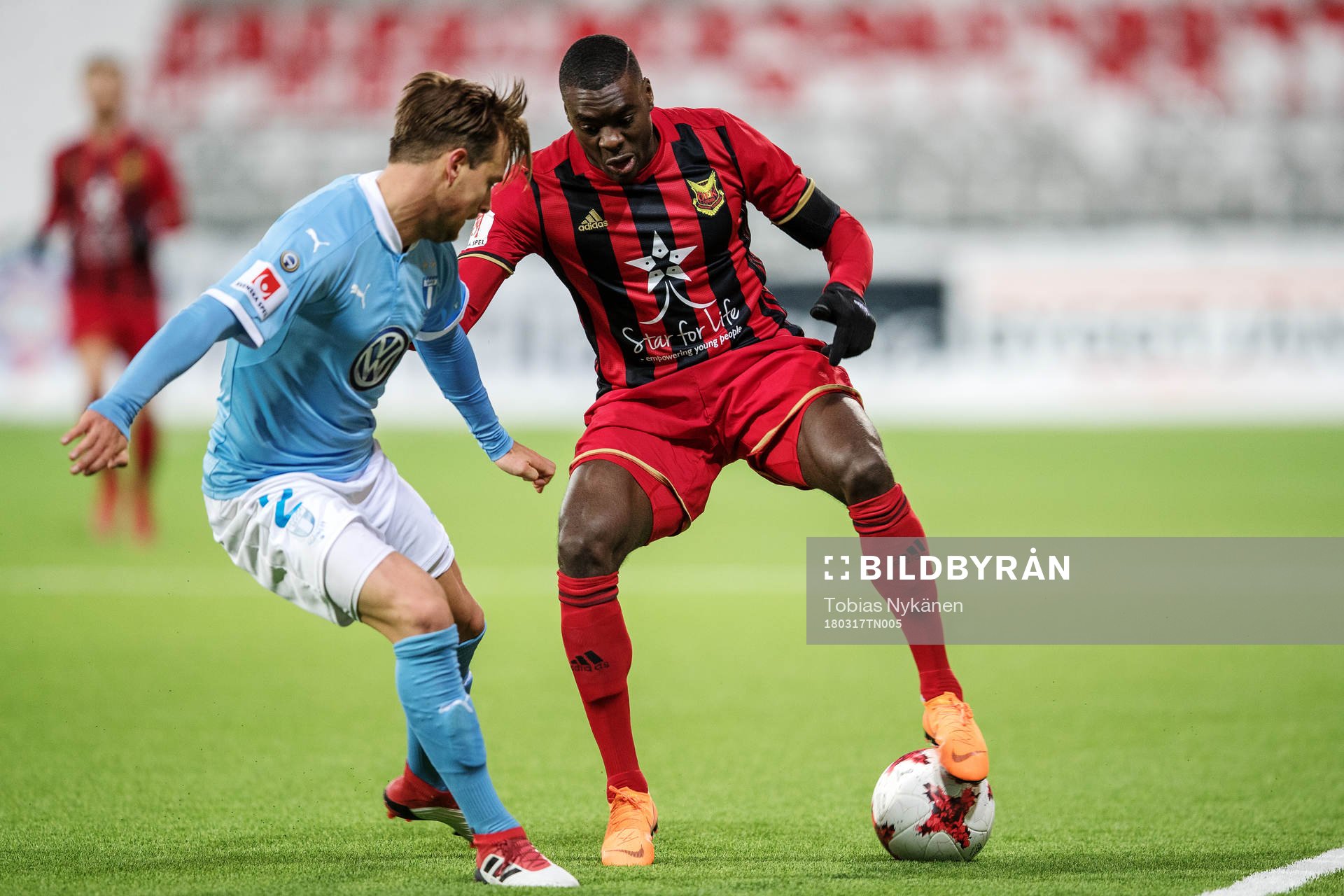 Malmö FFs Eric Larsson försvarar mot Östersunds Ken Sema