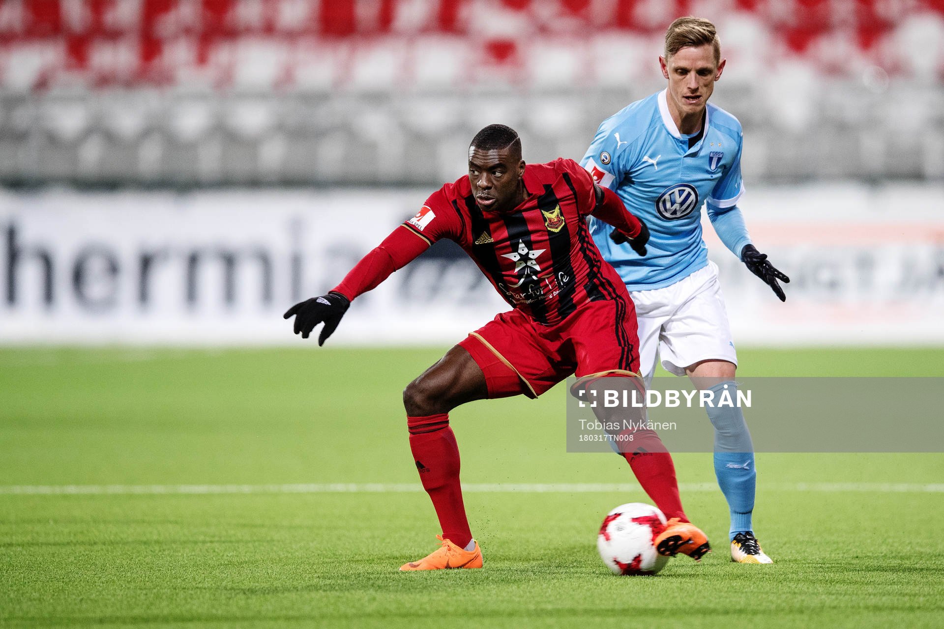 Östersunds Ken Sema håller undan för Malmö FFs Sören