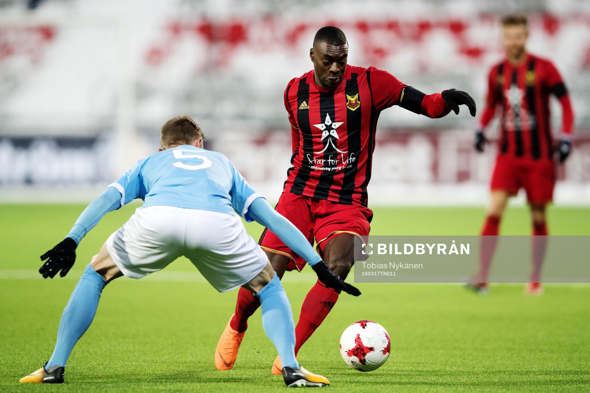 Malmö FFs Sören Rieks försvarar mot Östersunds Ken Sema