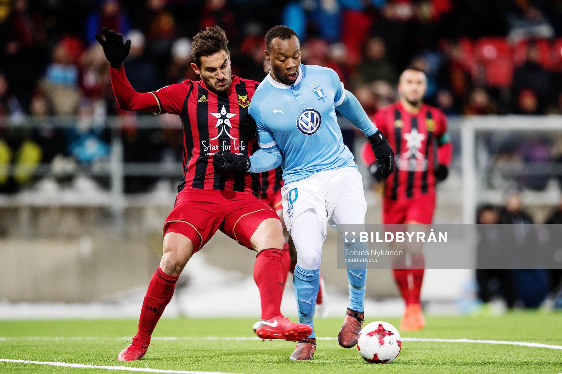 Östersunds Sotirios Papagiannopoulos i kamp om bollen med