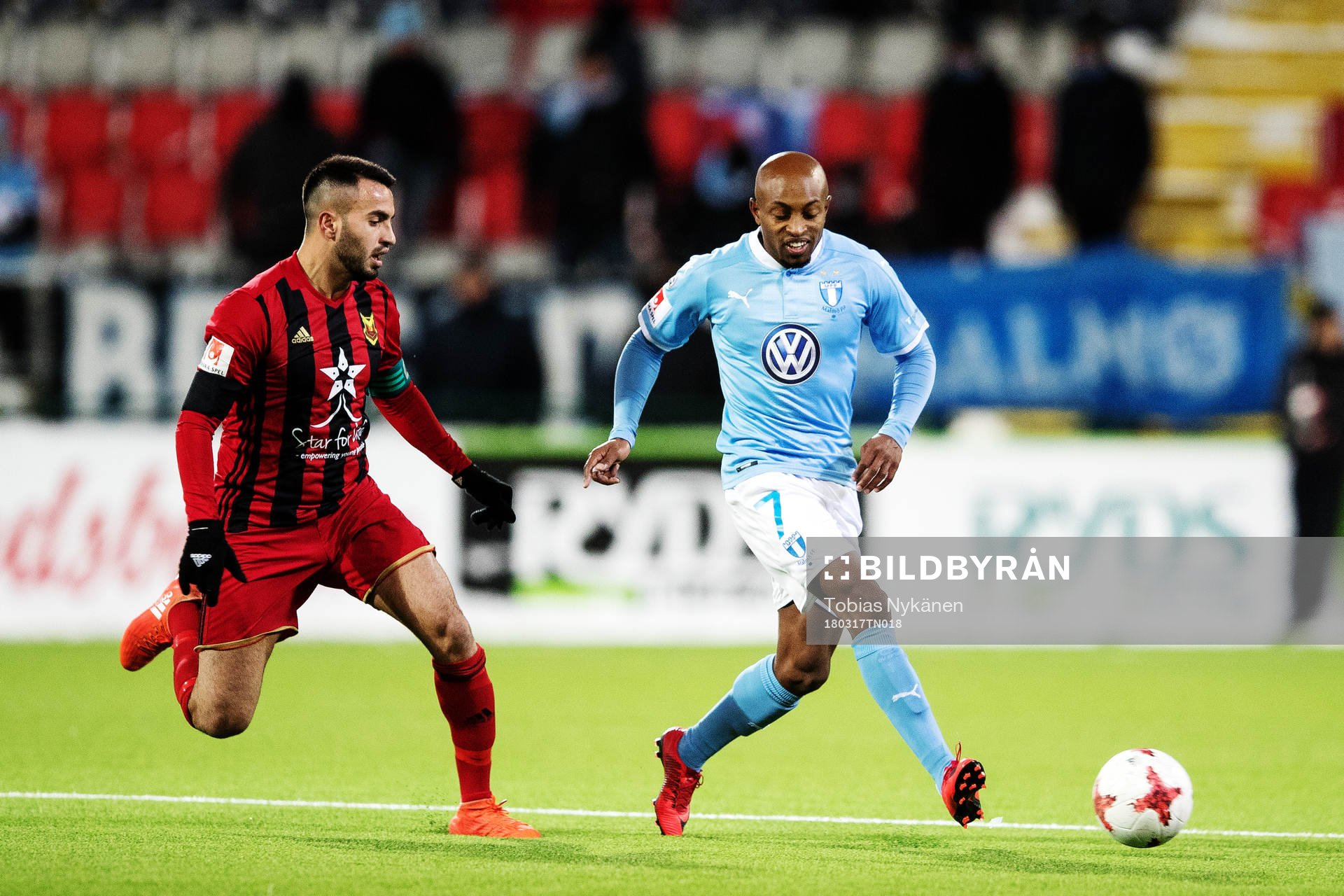 Östersunds Brwa Nouri jagar Malmö FFs Fouad Bachirou