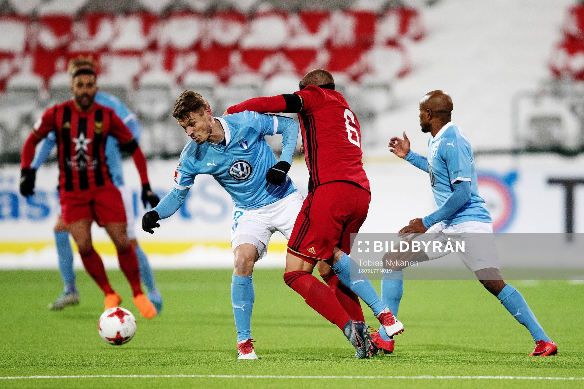 Malmö FFs Markus Rosenberg i kamp om bollen med
