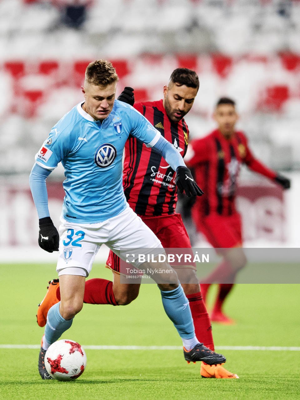 Malmö FFs Mattias Svanberg och Östersunds Saman Ghoddos i