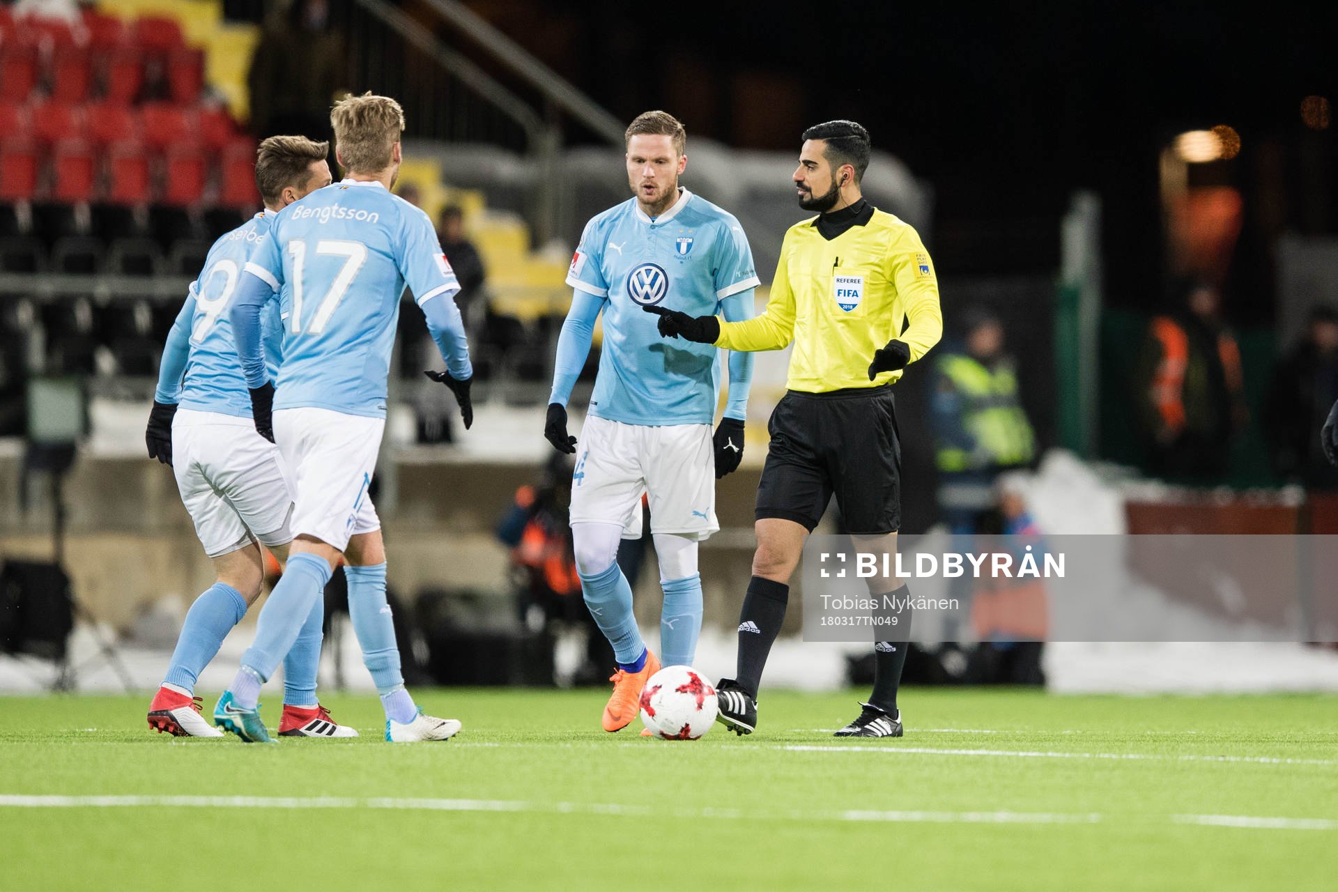 domare Mohammed Al-Haikim i samtal med Malmö FFs Markus