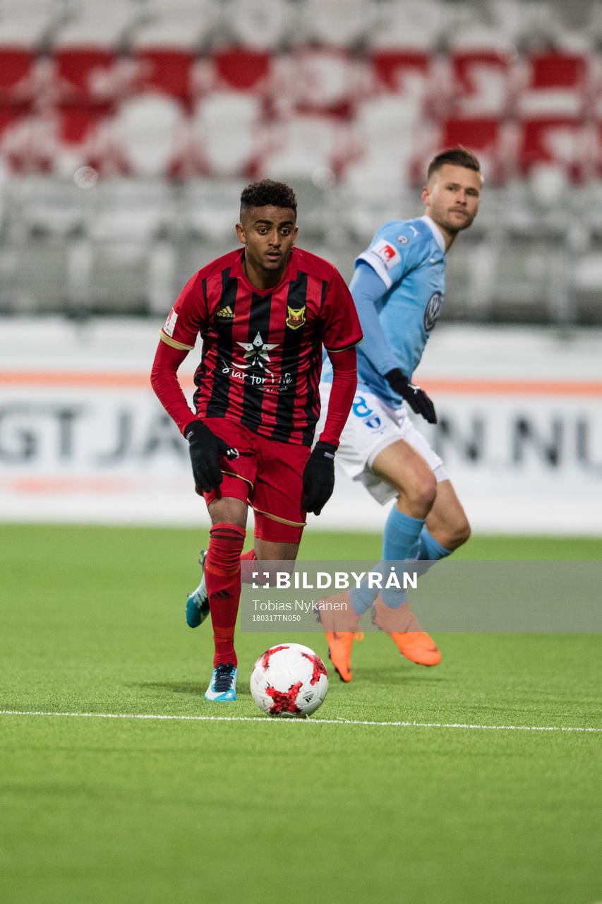 Östersunds Tesfaldet Tekie mot Malmö FFs Arnór Ingvi