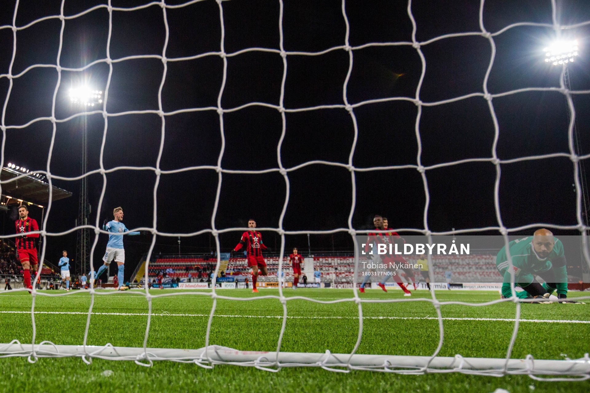 Östersunds målvakt Aly Keita deppar och Malmö FFs Sören
