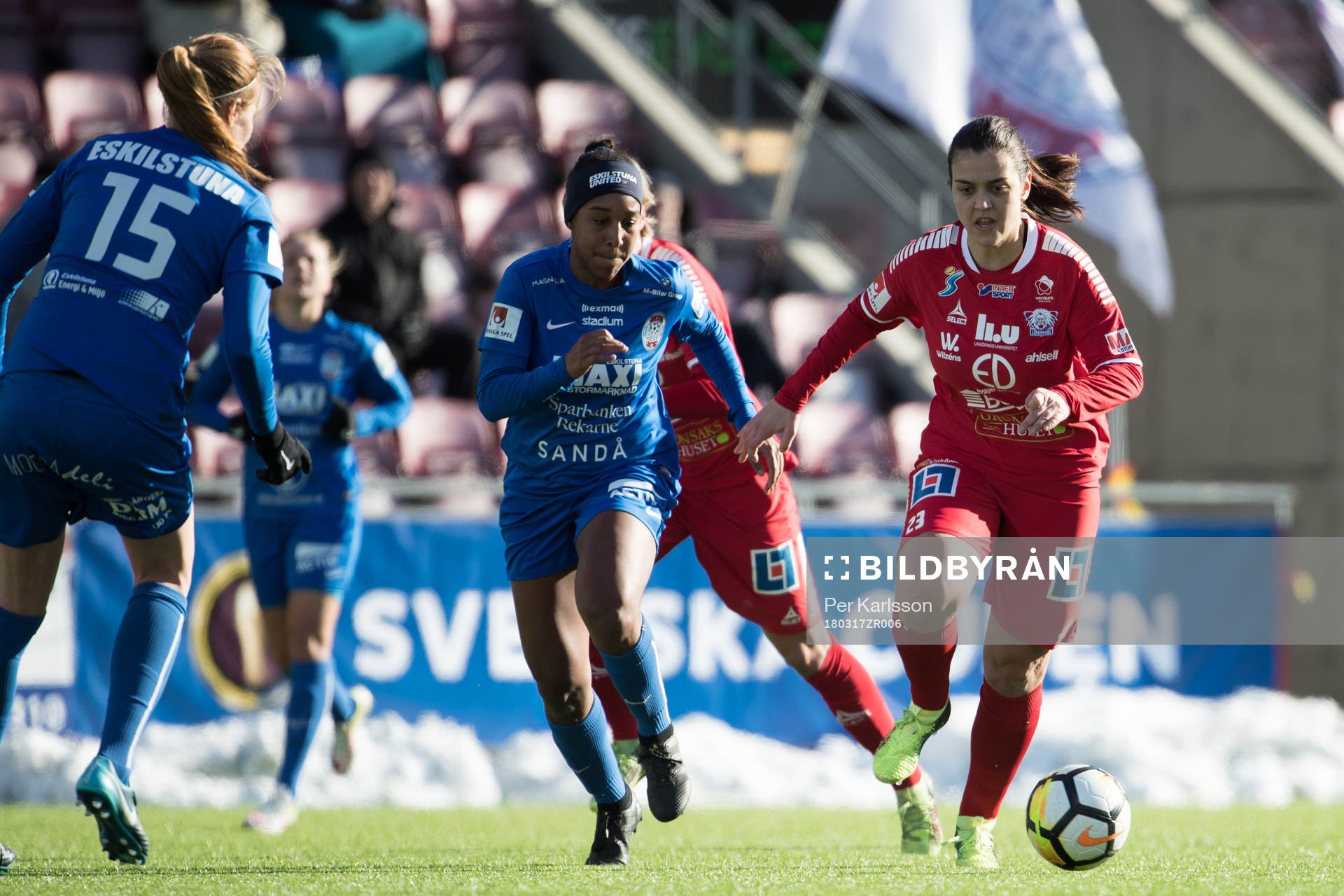 Linköpings Marija Banusic och Eskilstunas Brianne Reed under semifinalen i Svenska Cupen mellan Eskilstuna United och Linköping den 17 mars i Eskilstuna.