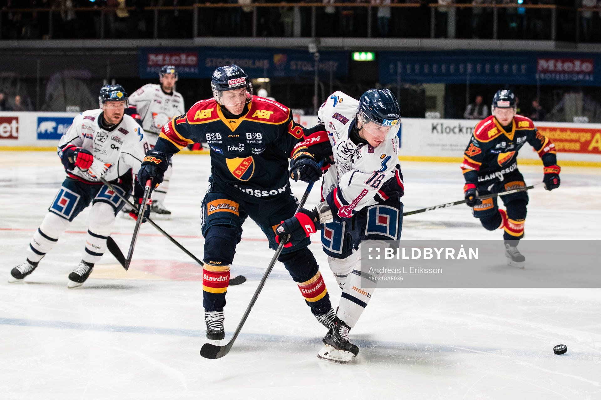 Djurgårdens Markus Ljungh i kamp om pucken med Linköpings