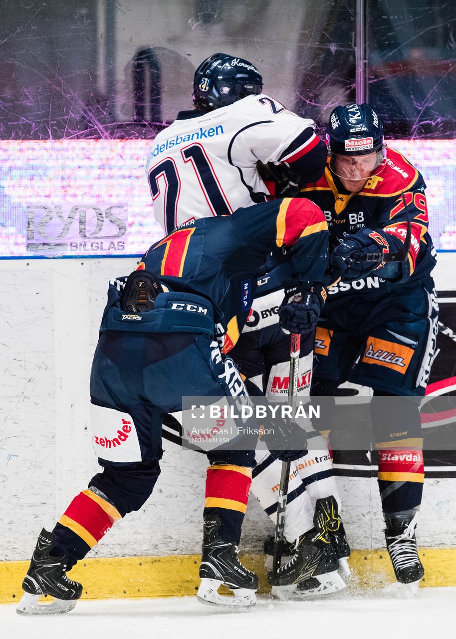 Djurgårdens Markus Ljungh och Patrik Lundh i kamp om