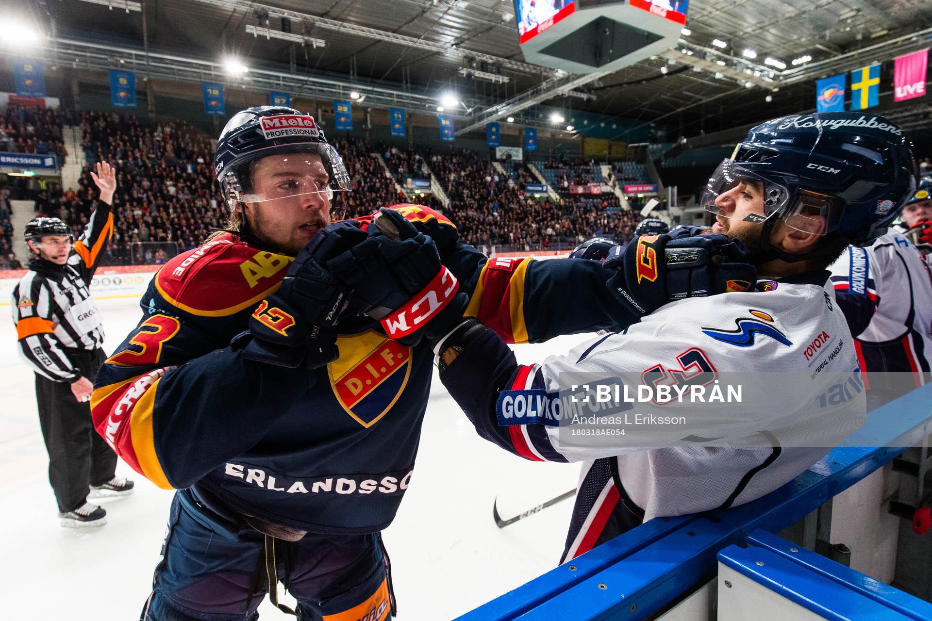 Djurgårdens William Lagesson och Linköpings Almen Bibic i