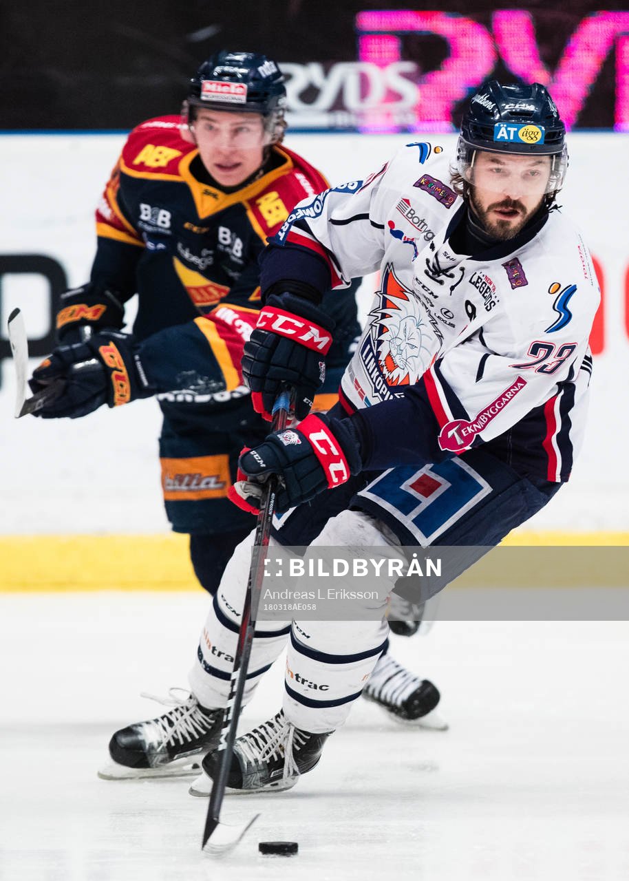 Linköpings Niklas Persson med pucken