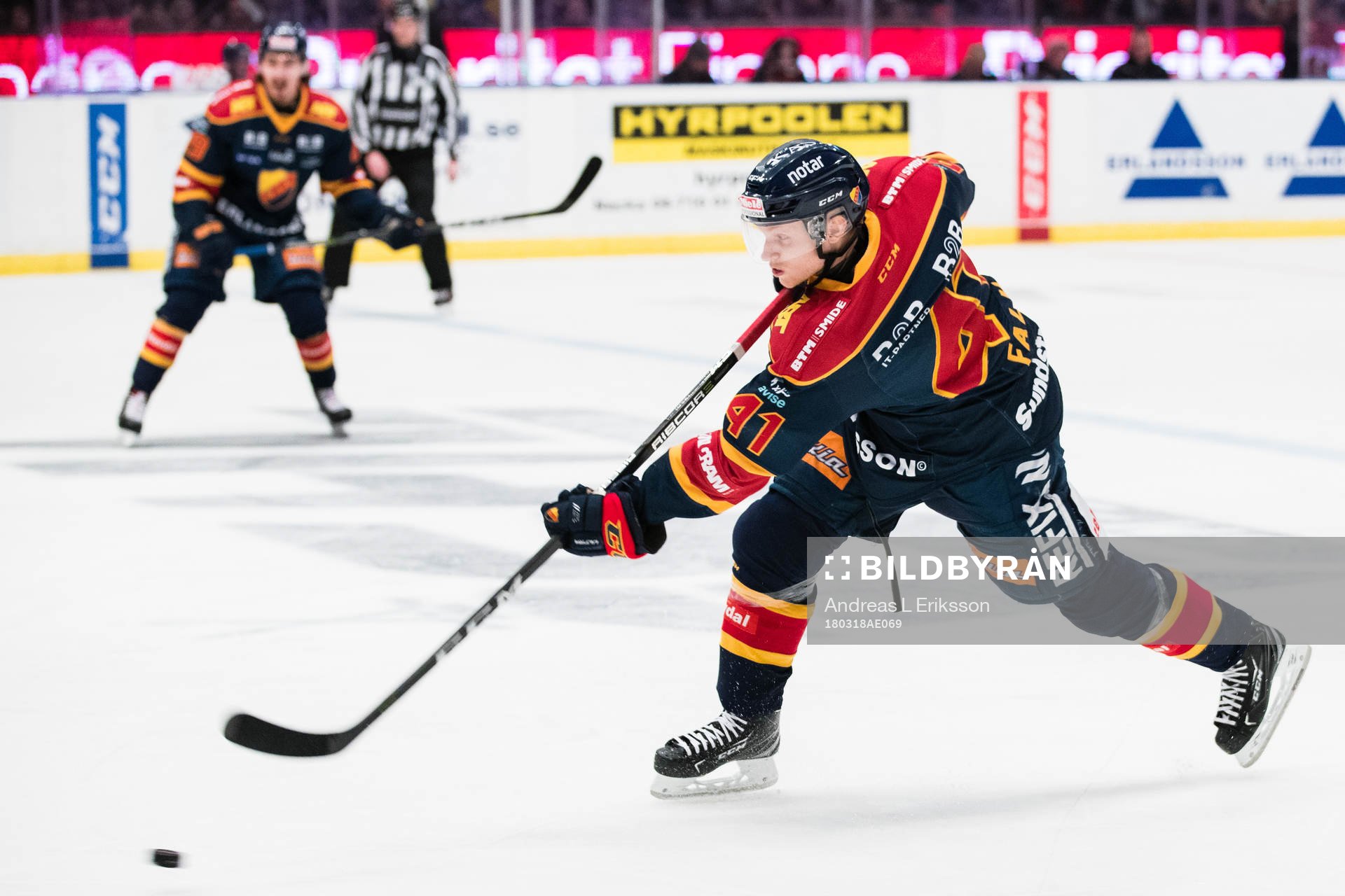 Djurgårdens Alexander Falk med ett skott