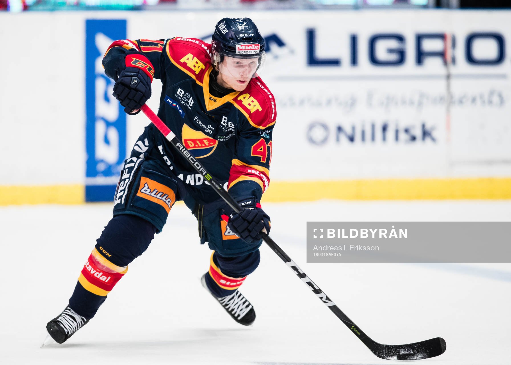 Djurgårdens Alexander Falk med pucken
