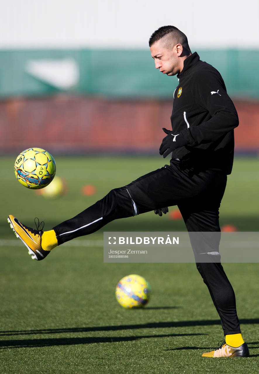 Hammarbys Nikola Djurdjic värmer upp
