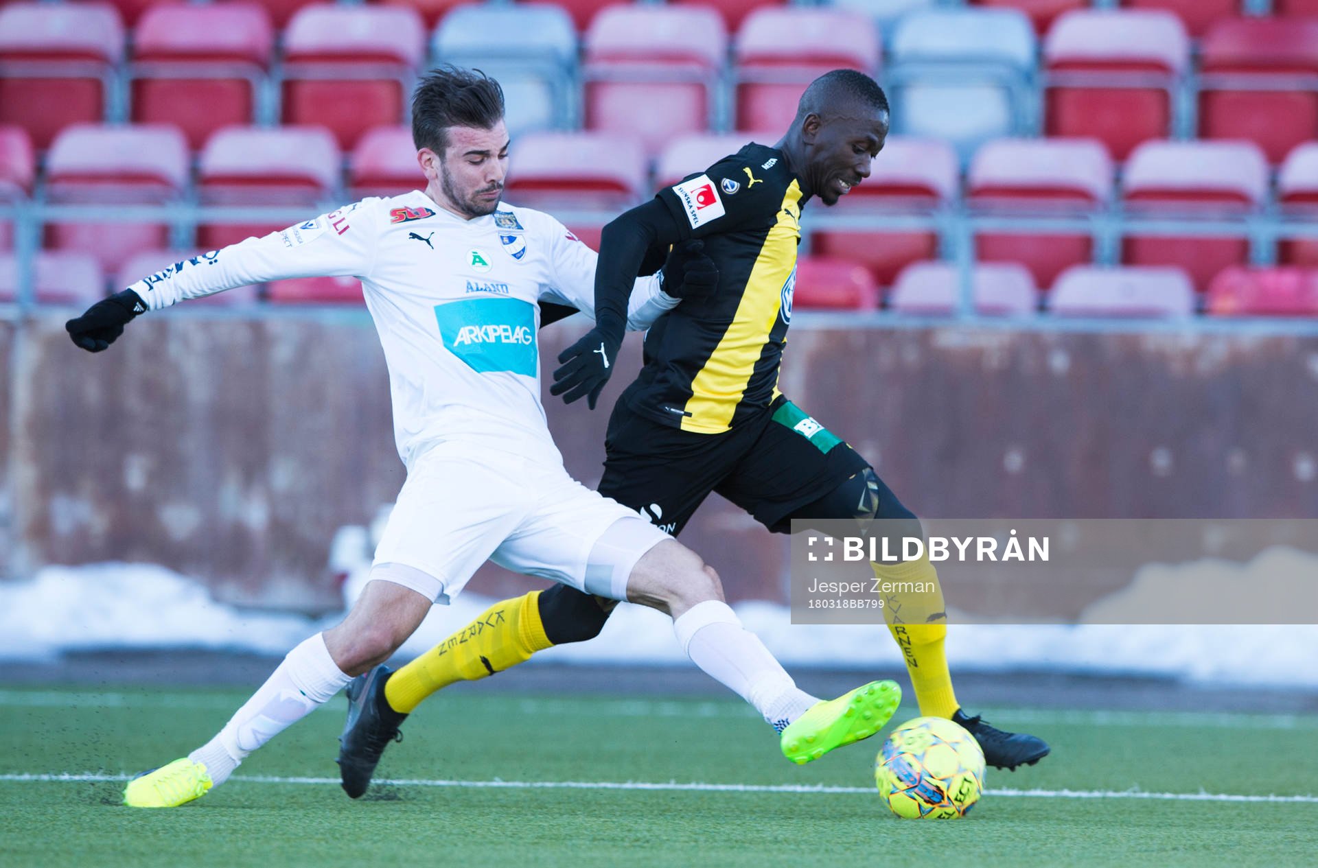 Hammarbys Pa Amat Dibba i en närkamp med en spelare i