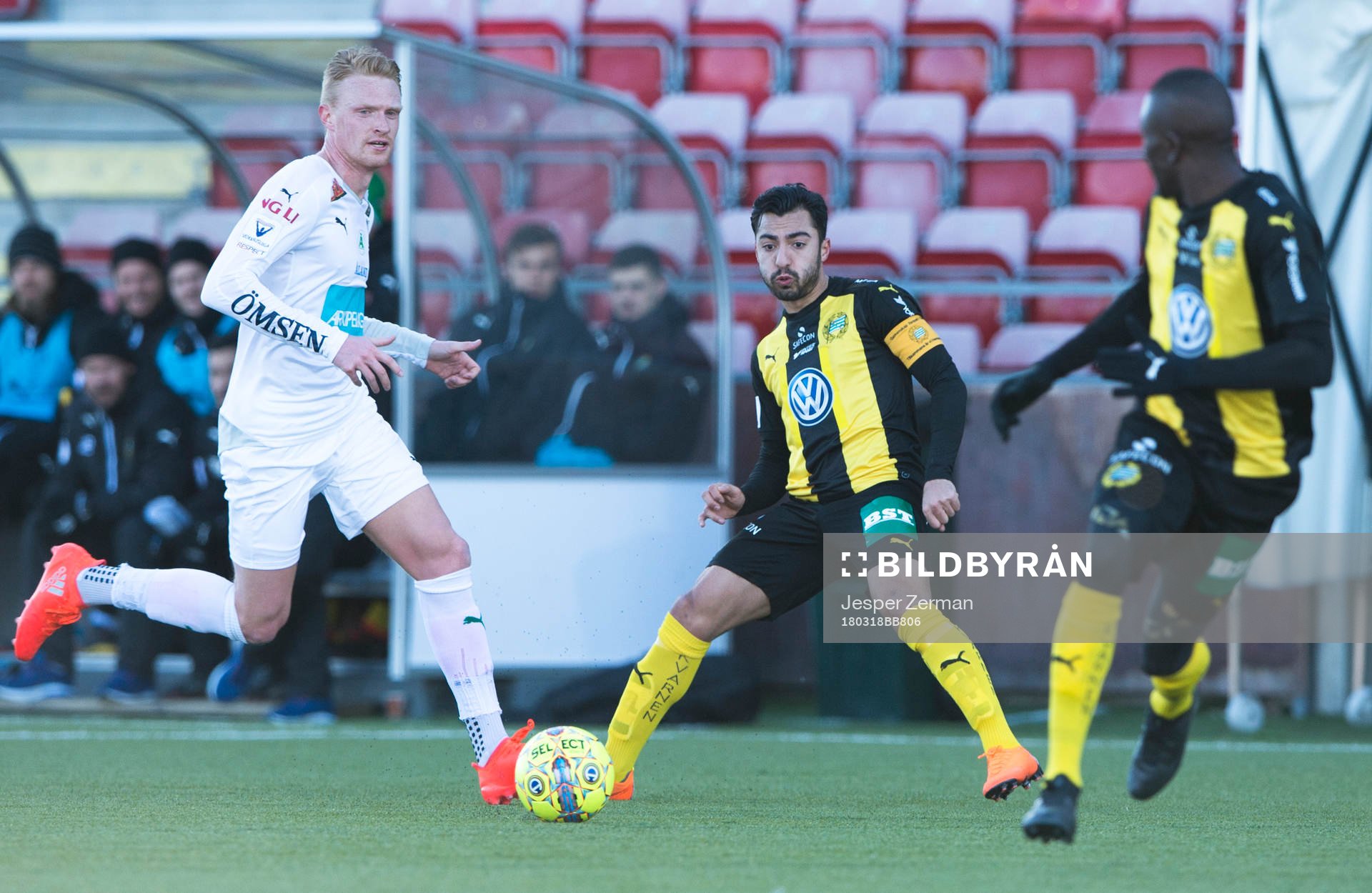 Hammarbys Jiloan Hamad med en passning