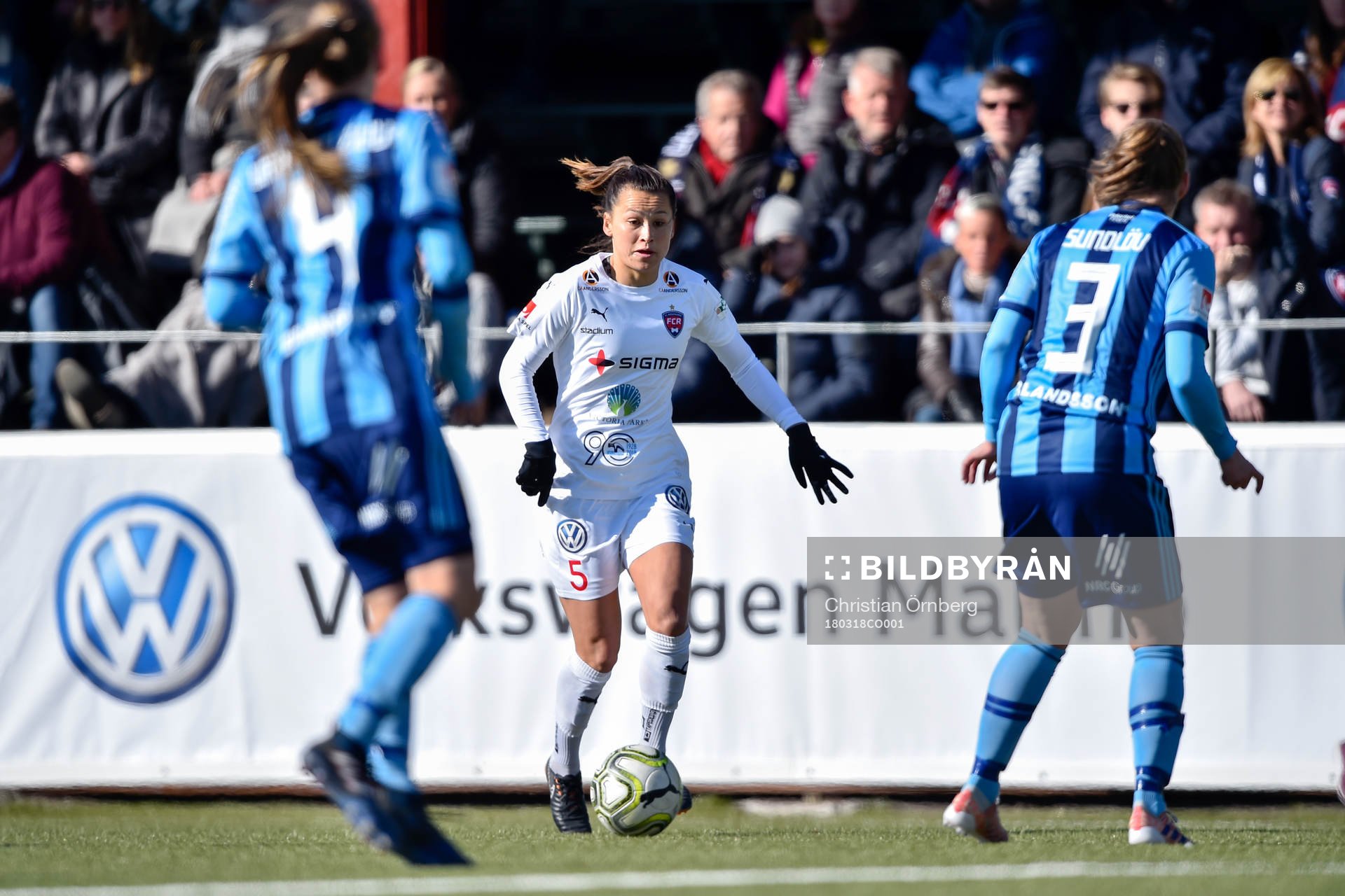 Rosengårds Alexandra Lowe Riley driver bollen mot