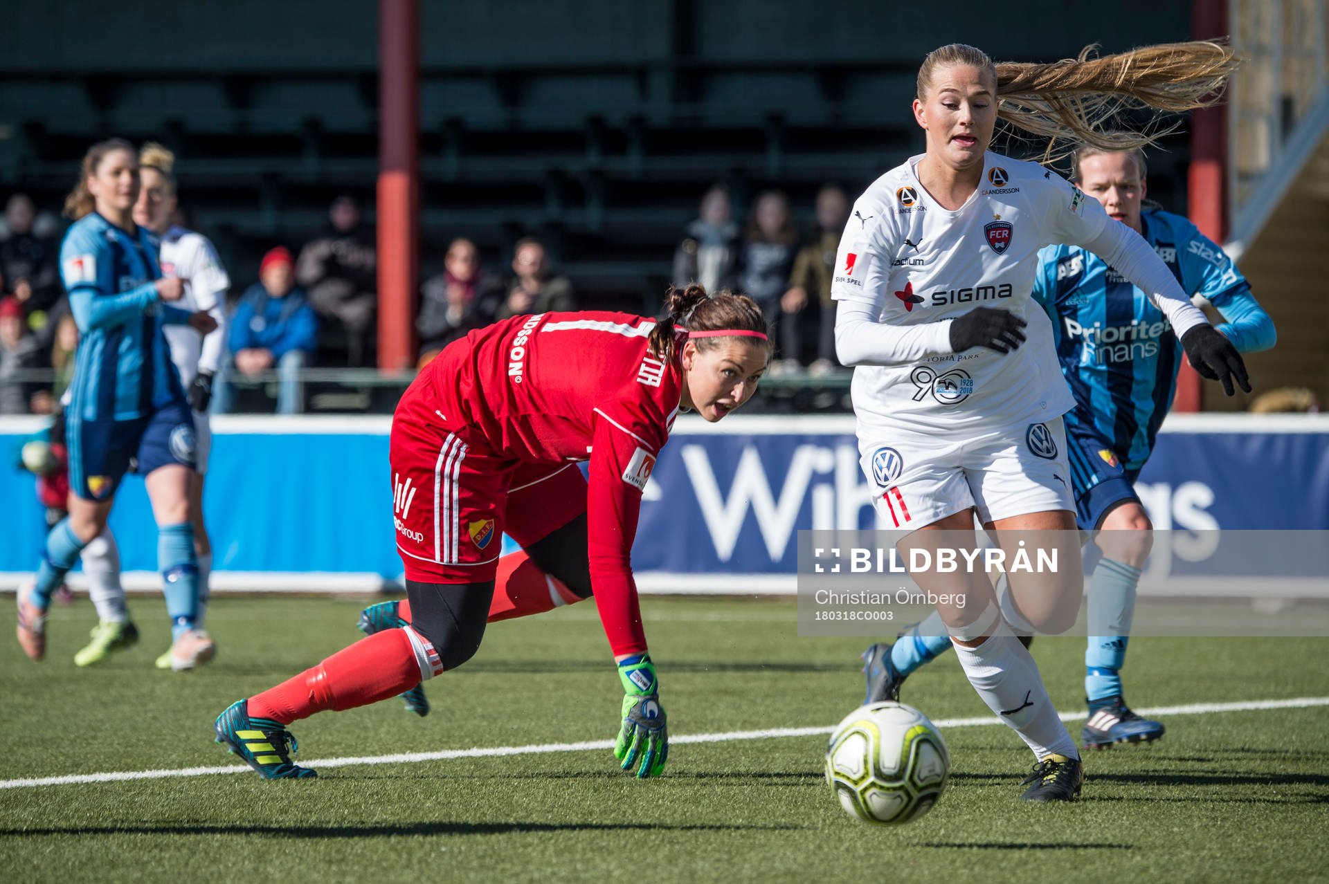 Rosengårds Lisa-Marie Utland mot Djurgårdens målvakt