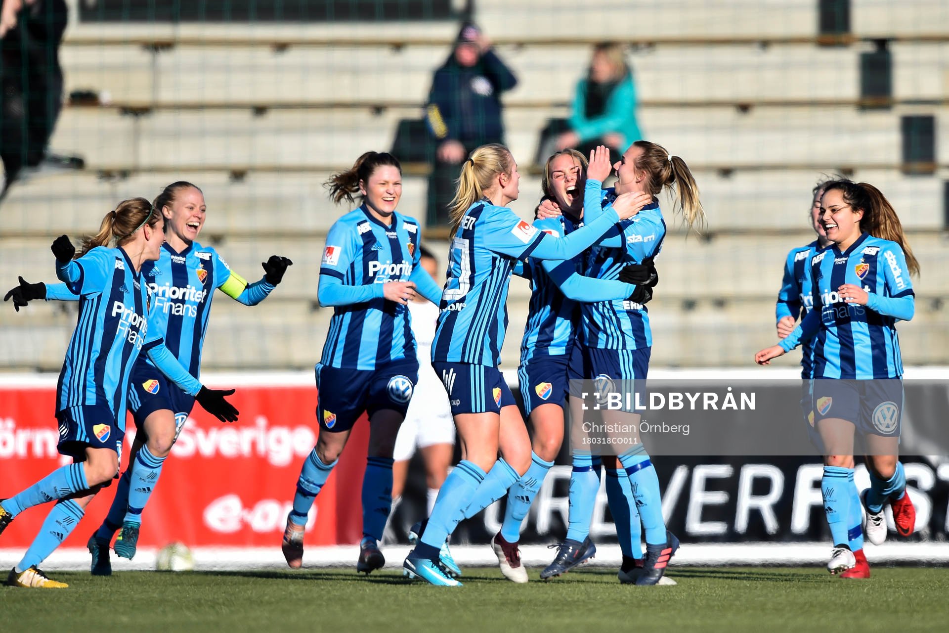 Djurgårdens Jenna Hellstrom  jublar med lagkamrater