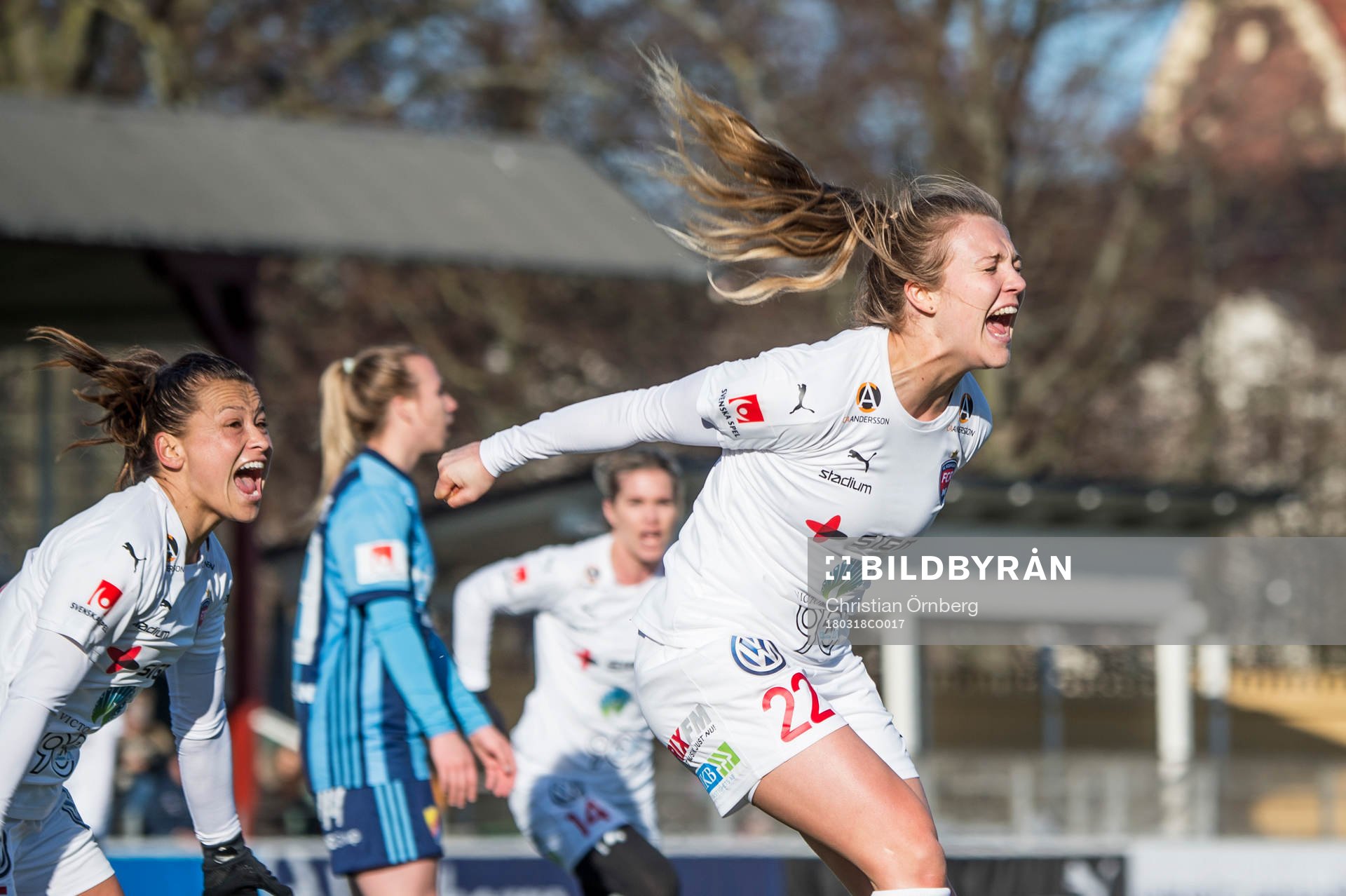 Rosengårds Fiona Brown jublar efter 2-1 med Alexandra Lowe Riley under semifinalen i Svenska Cupen den 18 mars 2018 i Malmö.