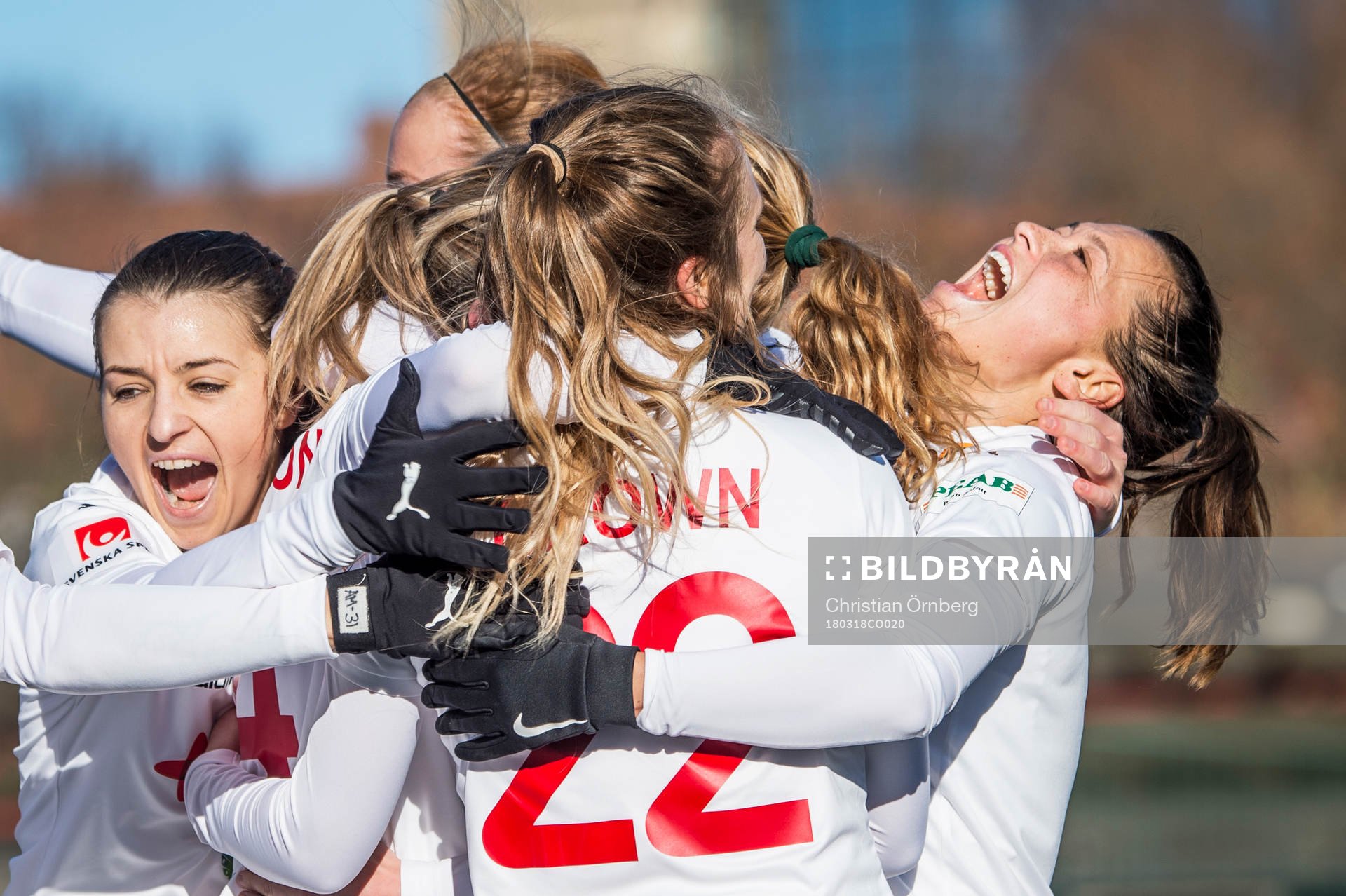 Rosengårds Iva Landeka och Alexandra Lowe Riley kramar om Fiona Brown efter 2-1 under semifinalen i Svenska Cupen den 18 mars 2018 i Malmö.