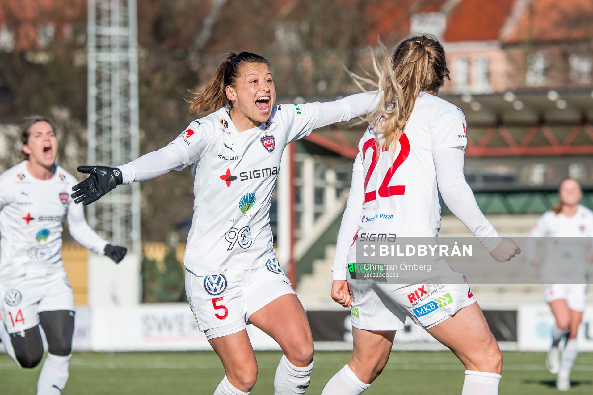 Rosengårds Alexandra Lowe Riley jublar åt Fiona Browns 2-1