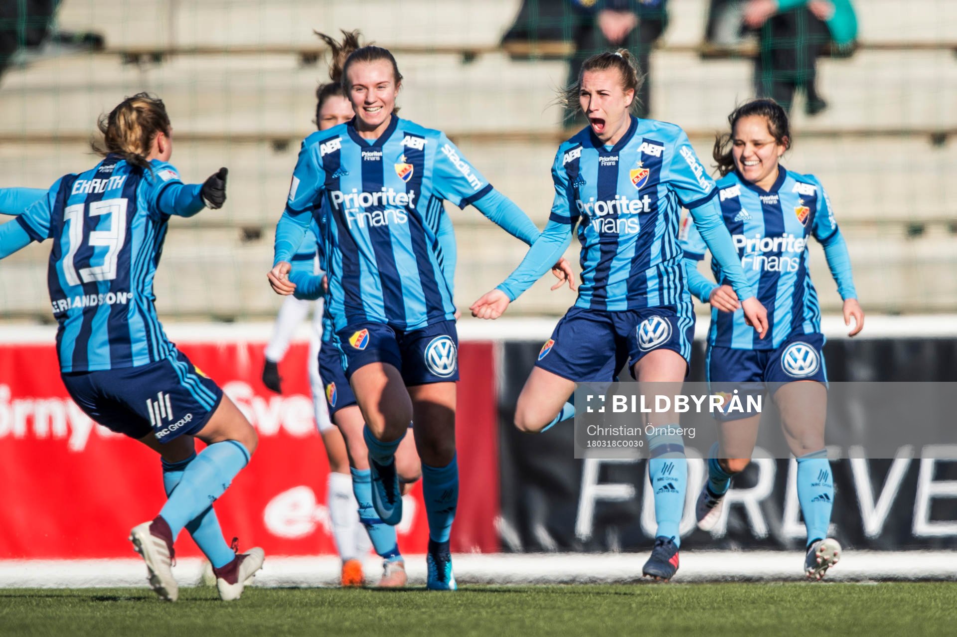Djurgårdens Jenna Hellstrom jublar med lagkamraterna