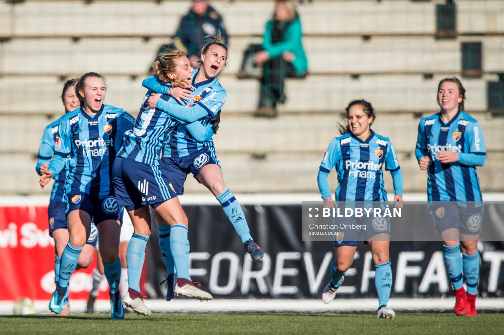 Djurgårdens Jenna Hellstrom jublar med Petronella Ekroth