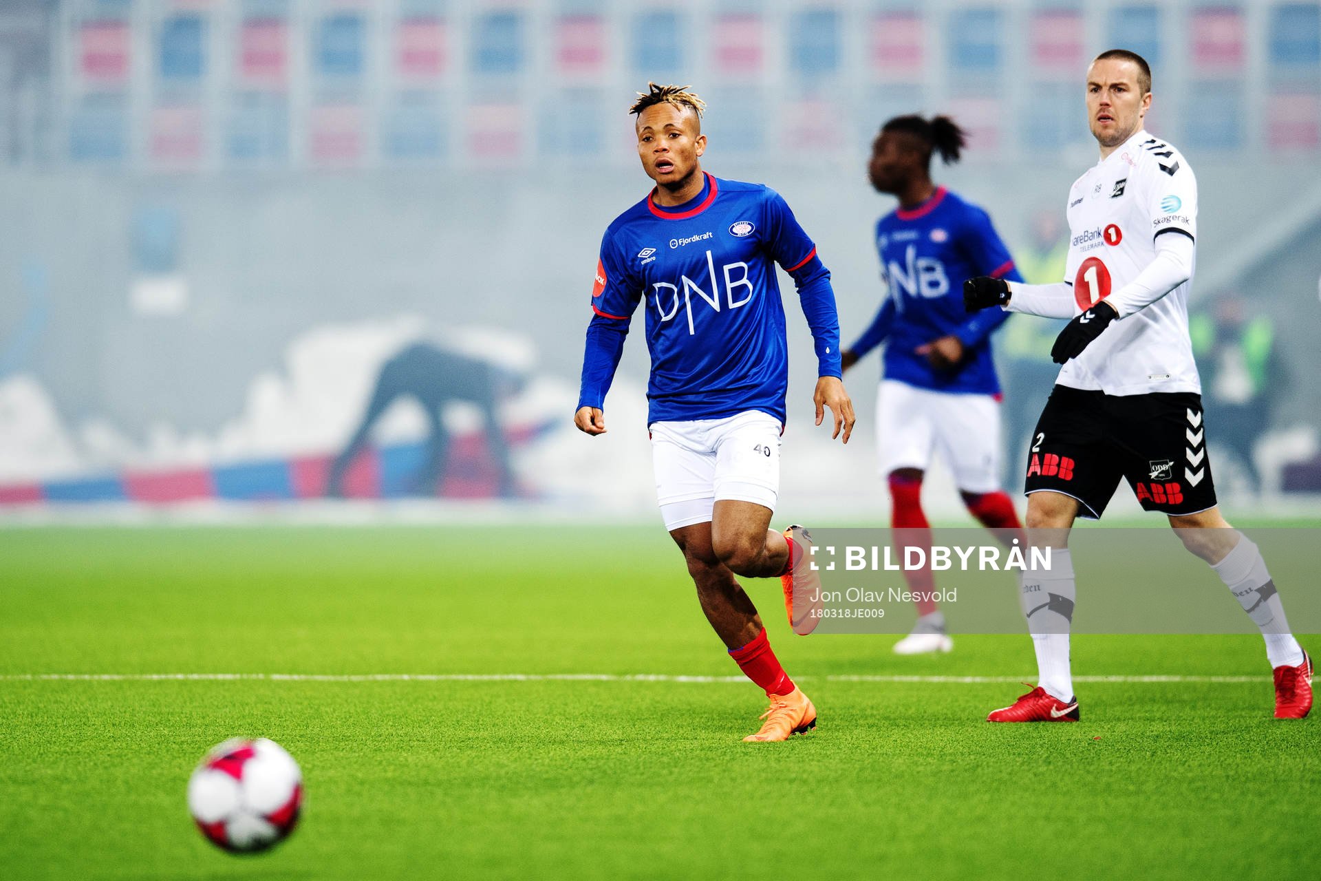 Chidera Ejuke of Vålerenga and Espen Ruud of Odd