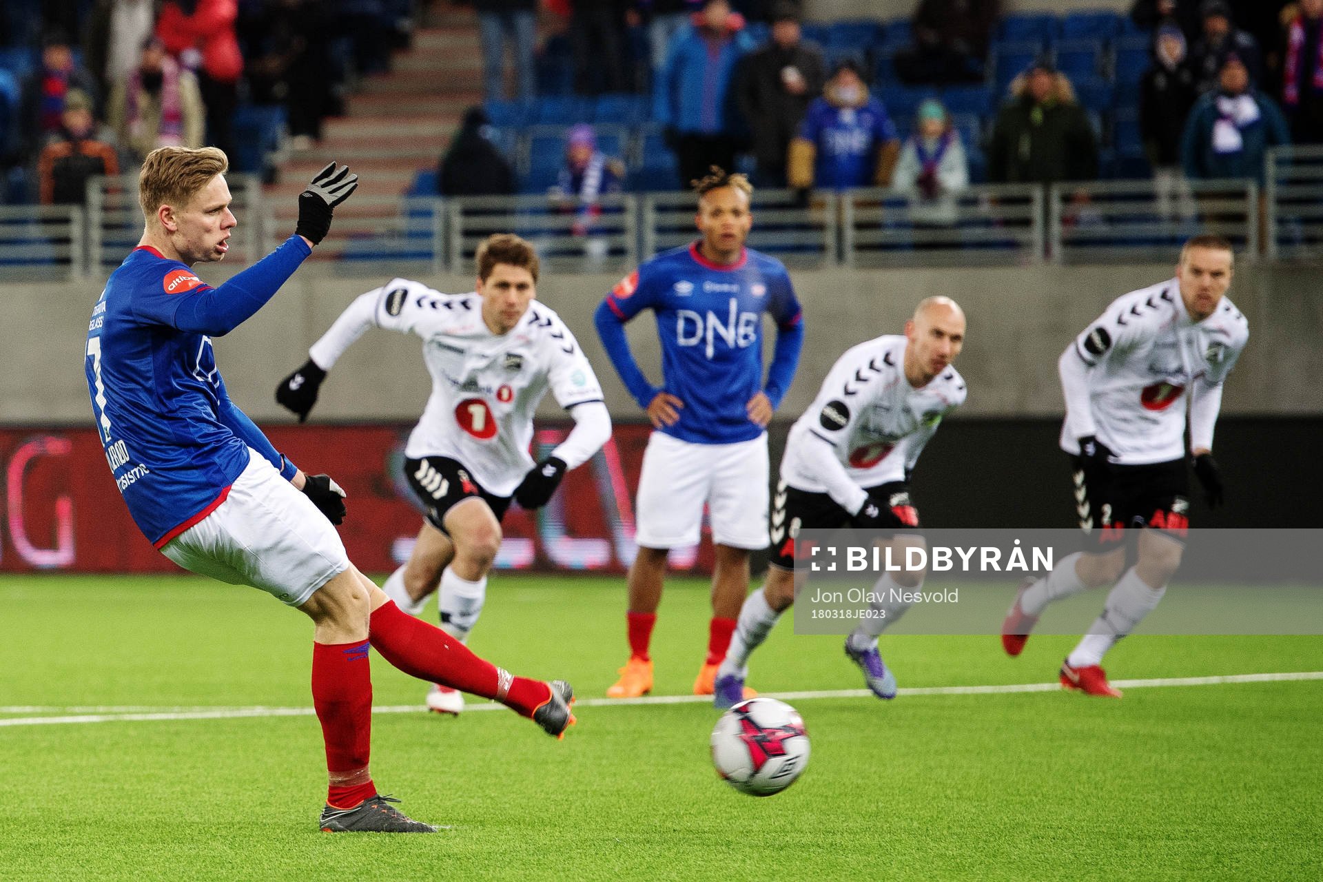 Simen Juklerød of Vålerenga misses the penalty shot