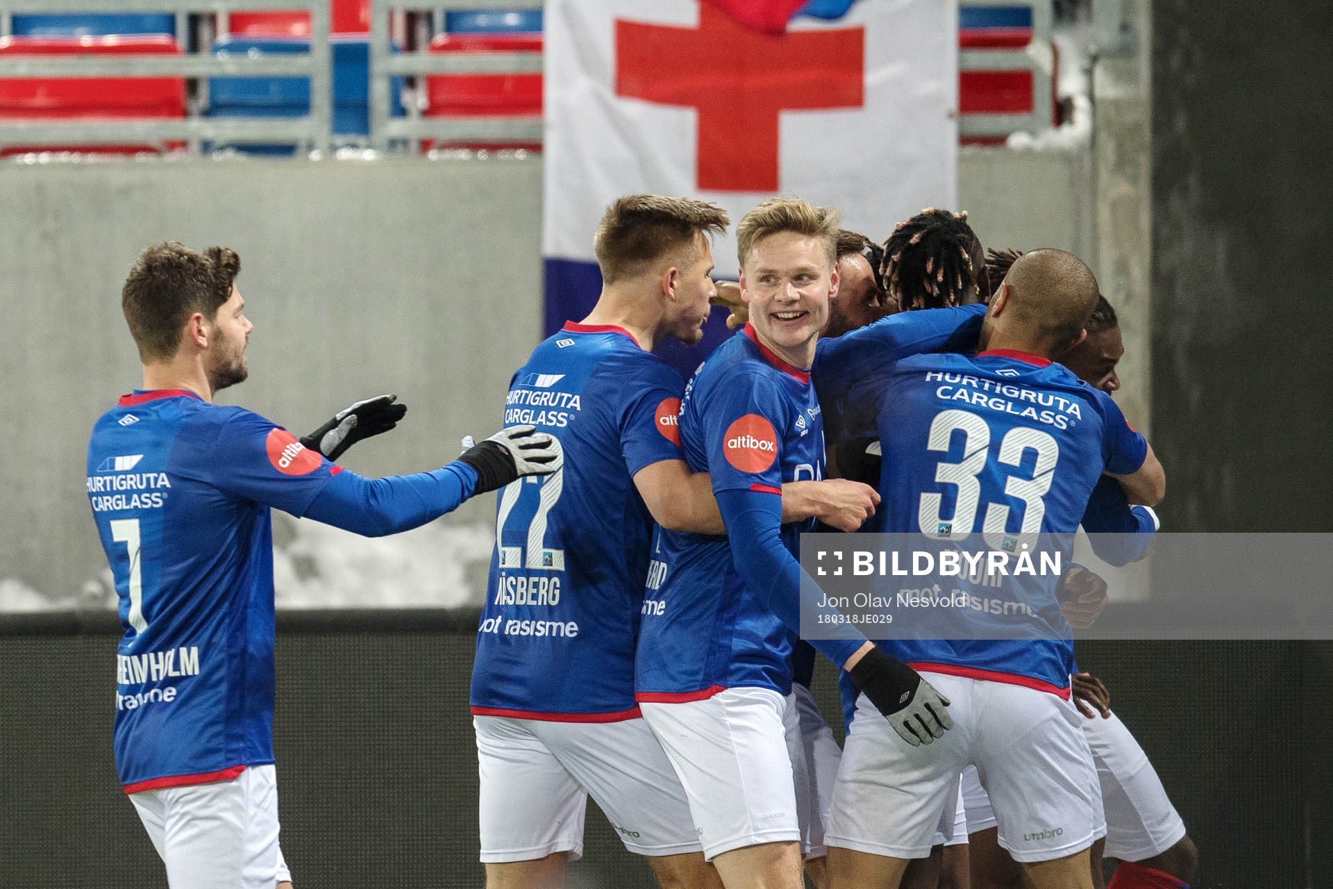 Sam Johnson of Vålerenga (right) celebrates with team mates