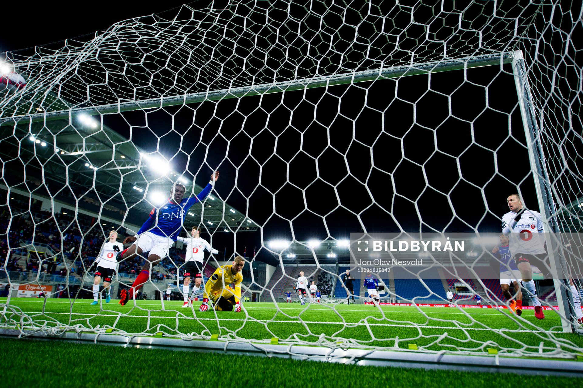 Sam Johnson of Vålerenga scores 2-1 behind goalkeeper