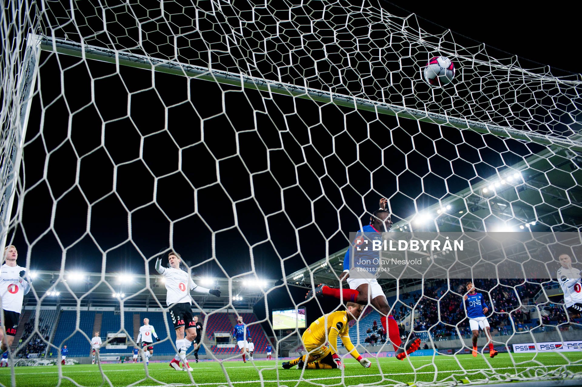 Sam Johnson of Vålerenga scores 2-1 behind goalkeeper
