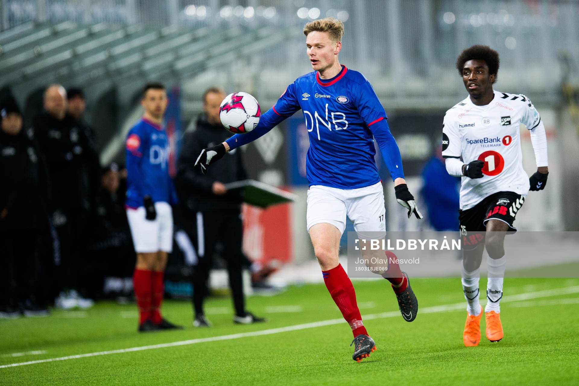 Simen Juklerød of Vålerenga and John Shoguto Kitolano of