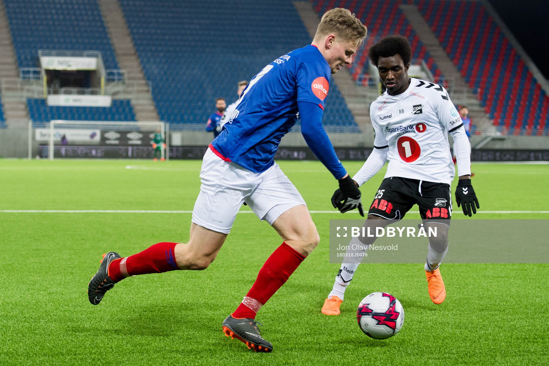 Simen Juklerød of Vålerenga and John Shoguto Kitolano of