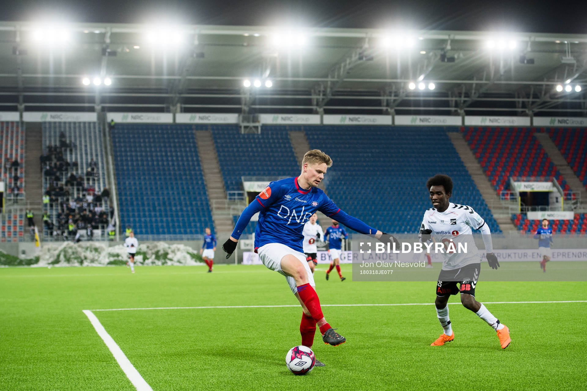 Simen Juklerød of Vålerenga and John Shoguto Kitolano of