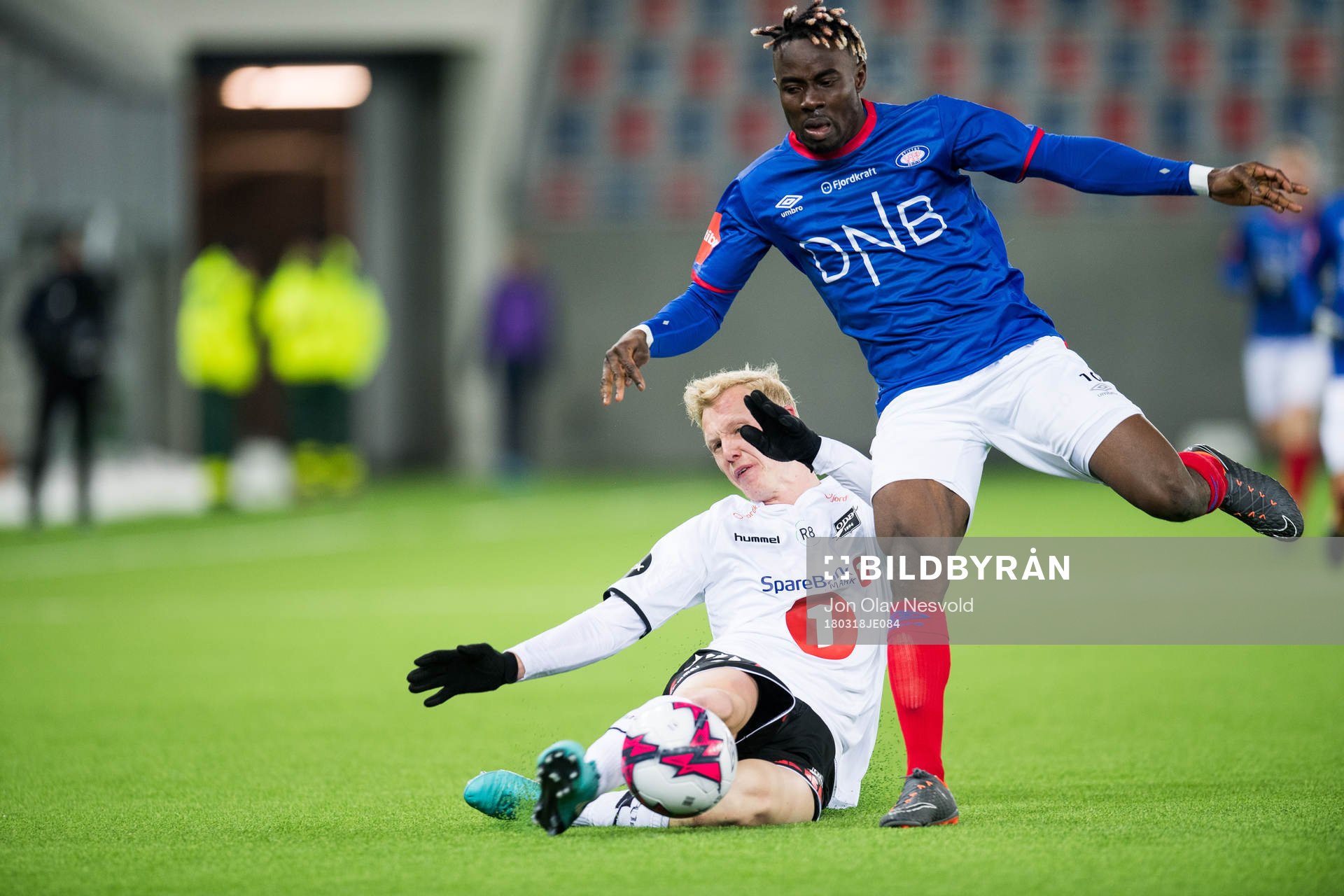 Vegard Amundsen Bergan of Odd and Sam Johnson of Vålerenga