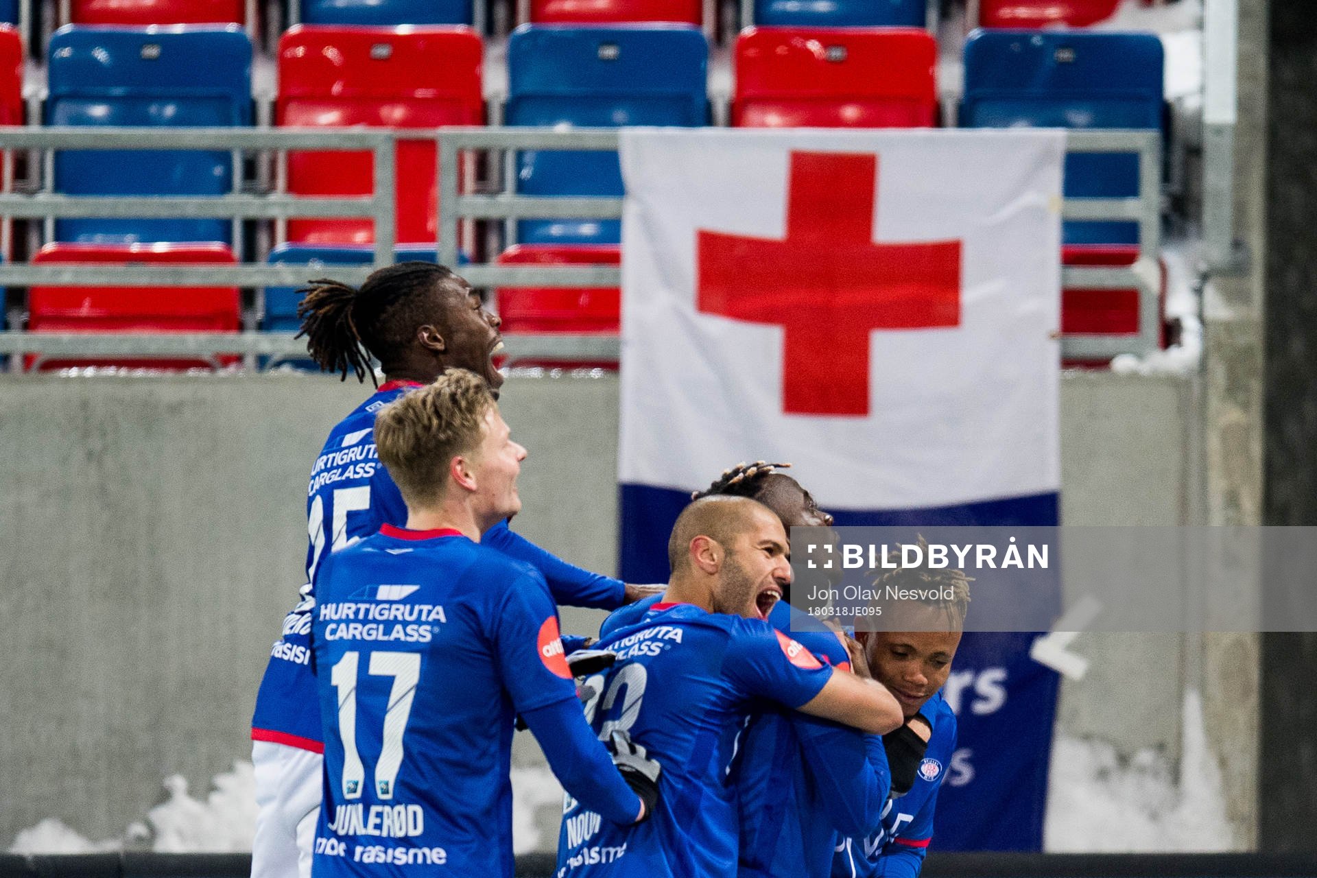 Sam Johnson of Vålerenga celebrates 2-1 with his teammates