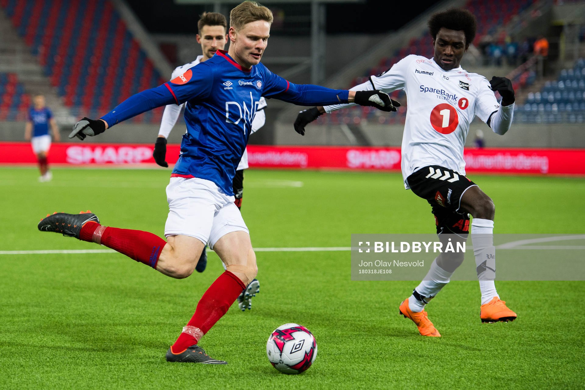 Simen Juklerød of Vålerenga and John Shoguto Kitolano of