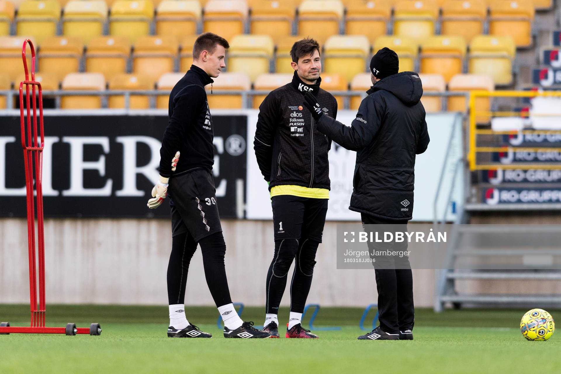 målvakt David Olsson och målvakt Kevin Stuhr Ellegaard i