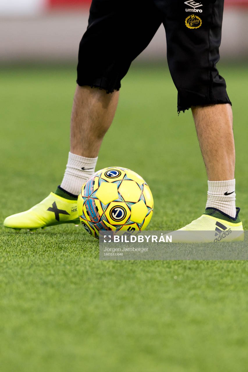 Officiella allsvenska matchbollen under det Allsvenska fotbollslaget Elfsborgs träning den 18 mars 2018 i Borås.