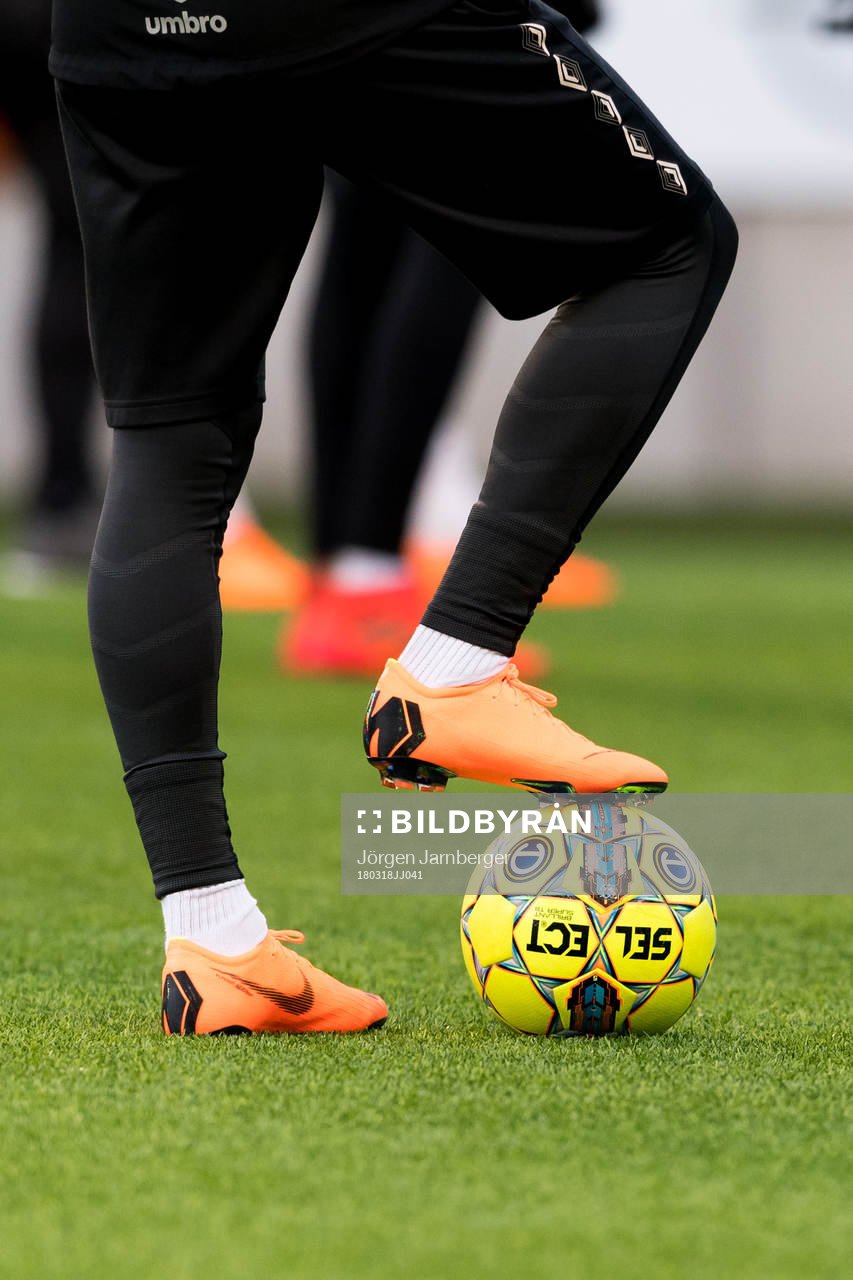 Officiella allsvenska matchbollen under det Allsvenska fotbollslaget Elfsborgs träning den 18 mars 2018 i Borås.