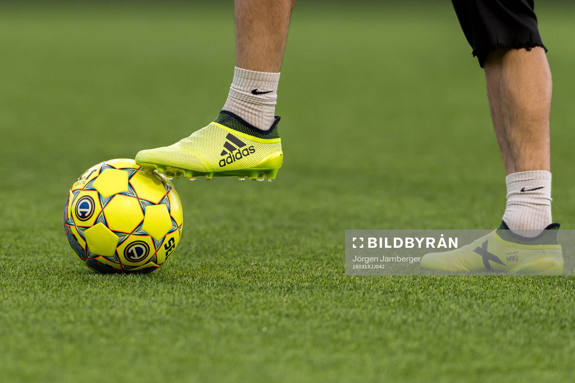 Officiella allsvenska matchbollen under det Allsvenska fotbollslaget Elfsborgs träning den 18 mars 2018 i Borås.