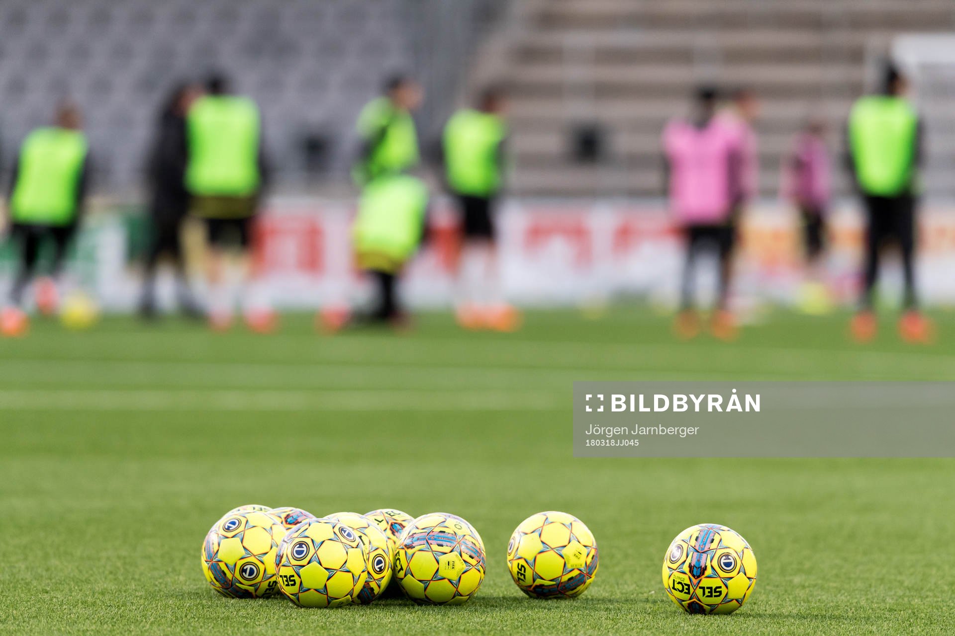 Officiella allsvenska matchbollen under det Allsvenska fotbollslaget Elfsborgs träning den 18 mars 2018 i Borås.
