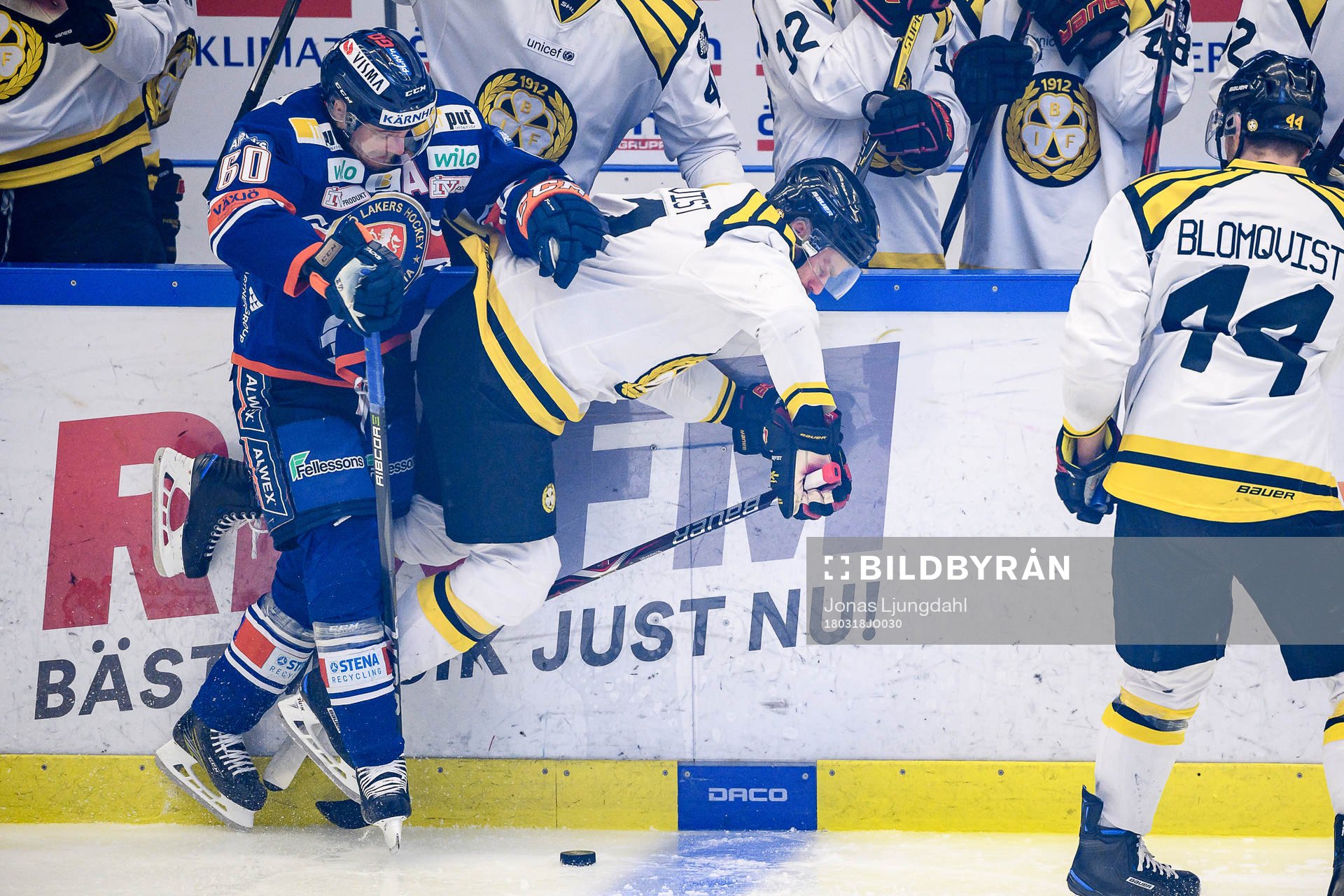 Växjös Erik Josefsson tacklar Brynäs Jörgen Sundqvist