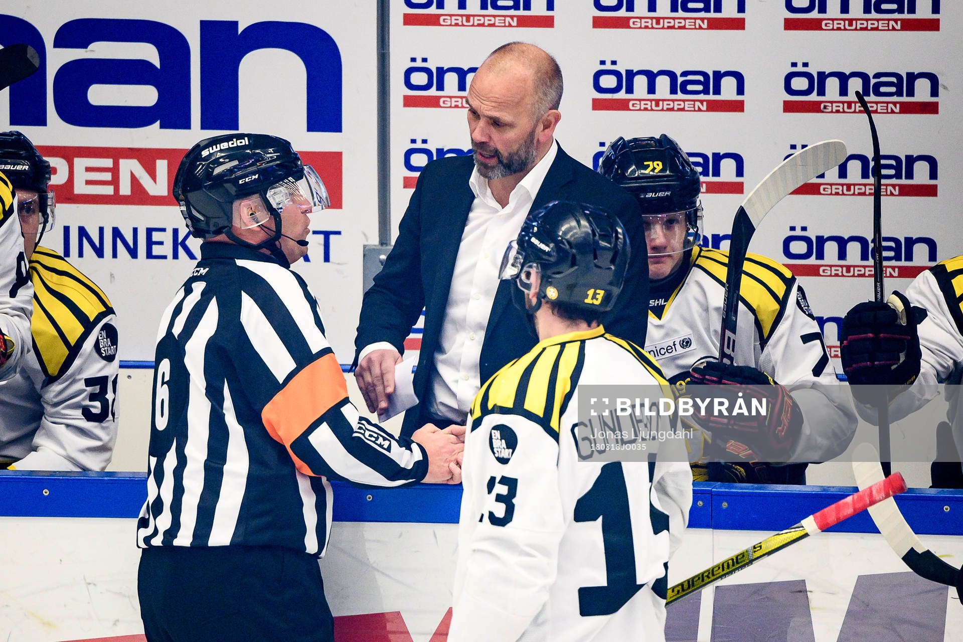 Brynäs tränare Tommy Sjödin pratar med Domare Sören